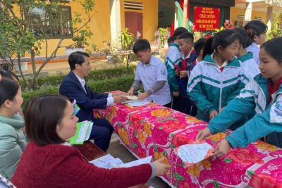 TẶNG BÓ HOA VÀ CÁC TẤM THIỆP TỚI CÁC THẦY CÔ GIÁO TRƯỜNG THCS TÂN KHÁNH NHÂN NGÀY 20.11