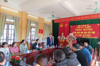 TRƯỜNG THCS TÂN KHÁNH ĐÓN LÃNH ĐẠO ĐỊA PHƯƠNG ĐẾN TẶNG HOA CHÚC MỪNG NGÀY 20/11